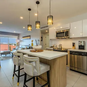 Warm Nicely Decorated Unit Unbeatable Location Apartment